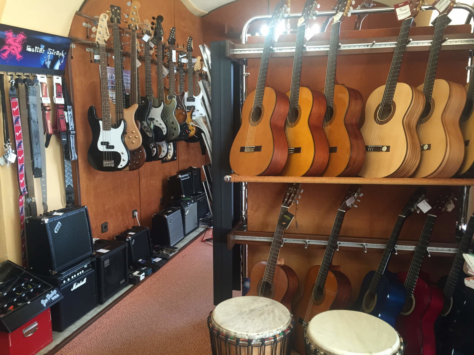 Gitarren im Musikhaus Höllerer