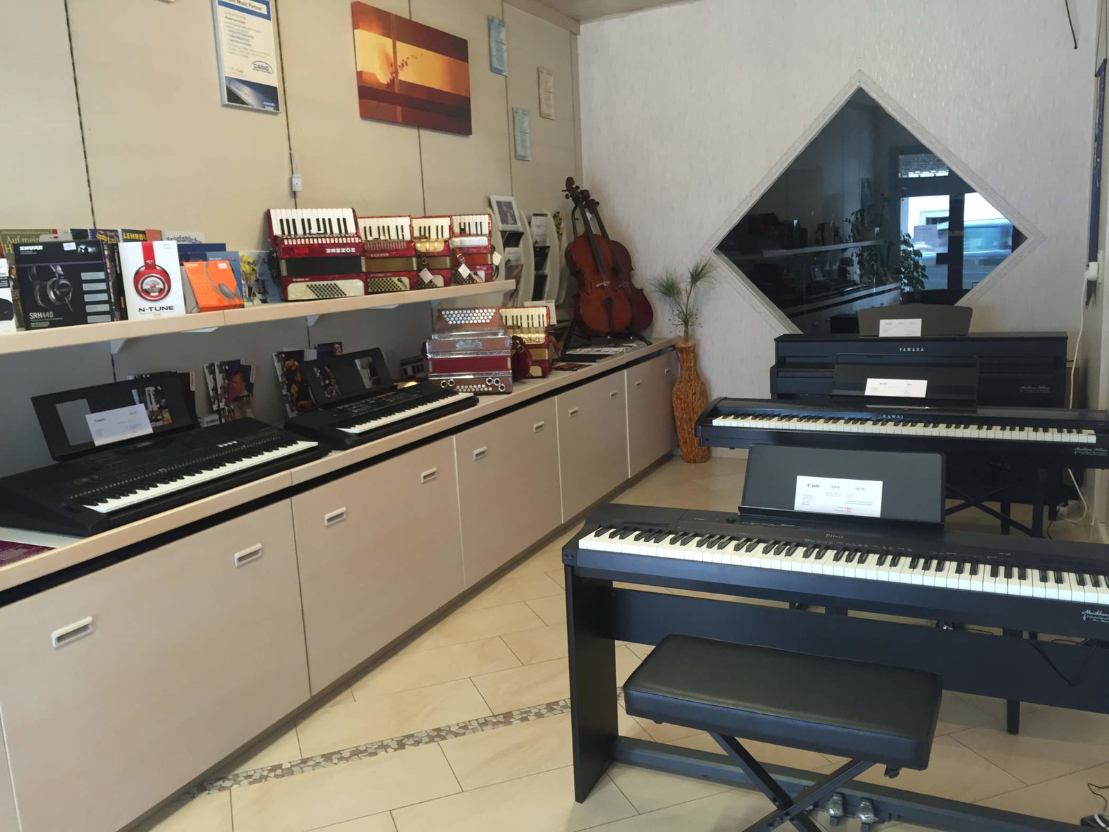 Keyboards im Musikhaus Höllerer